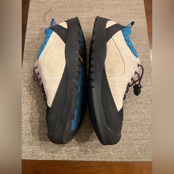 Keen Women's Sneakers in Black, Blue, and Beige - Picture 4 of 7